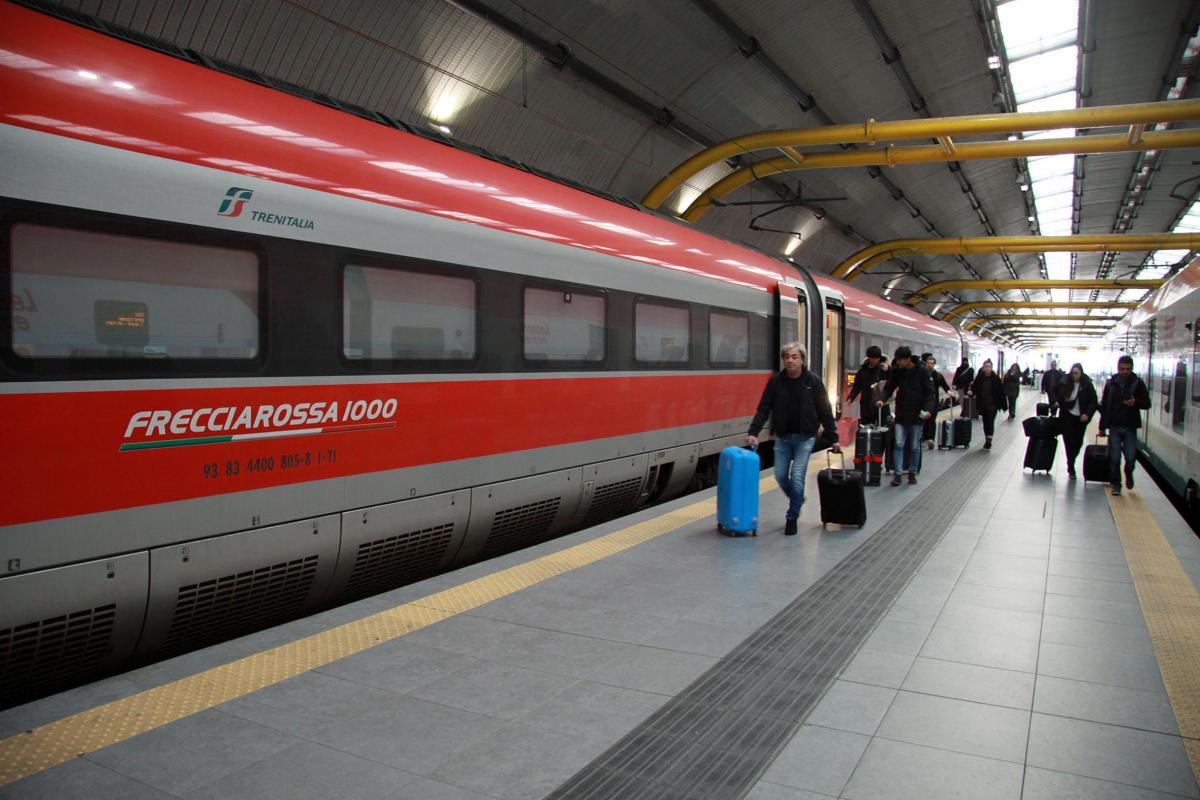 Venezia, due giovani investiti dal treno a Mestre: un morto e un fe…