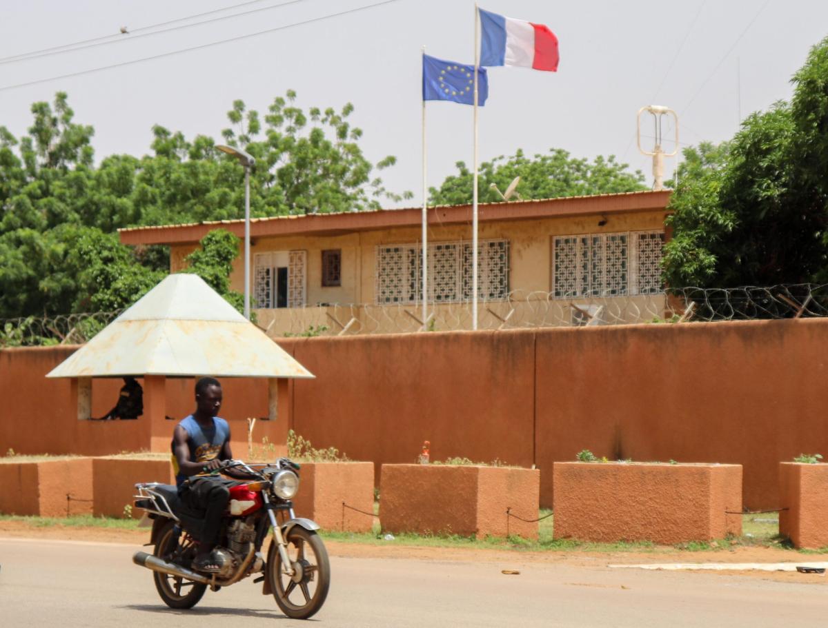 Niger, confermato il rapimento dell’ambasciatore francese: “Mangia …