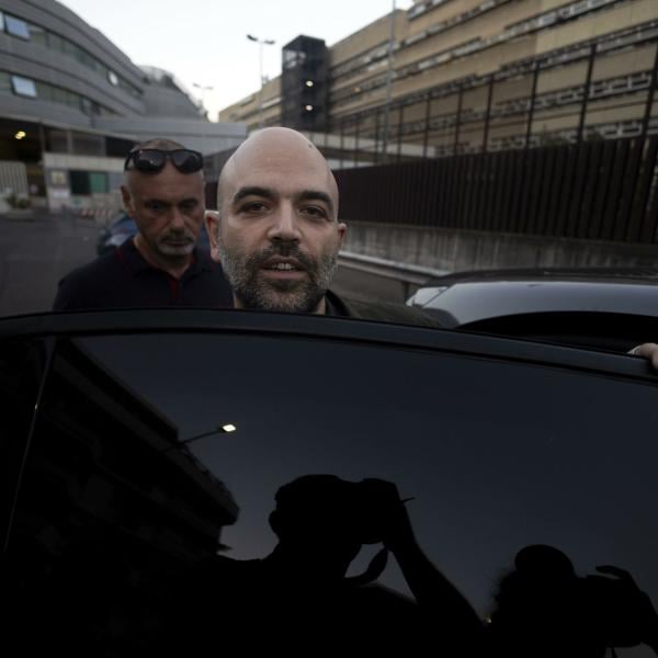 Processo a Saviano, lo scrittore attacca Salvini: “E’ scappato come al solito, le sue intimidazioni non fermeranno il diritto alla critica”. Replica della Lega: “Saviano livoroso, Salvini lo vedrà altre volte”| VIDEO