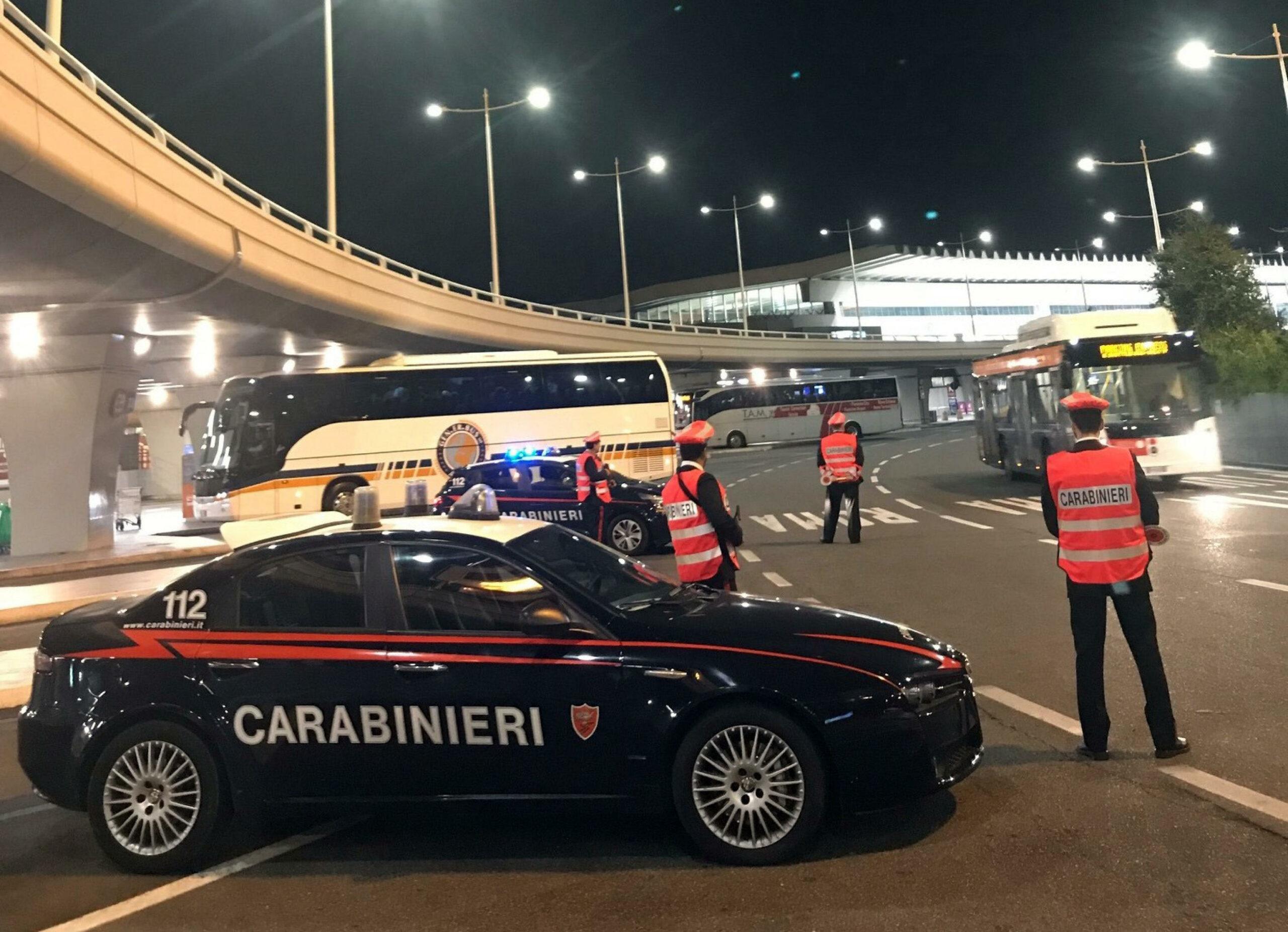 Torino, auto si schianta contro la vetrina di un bar: cinque feriti