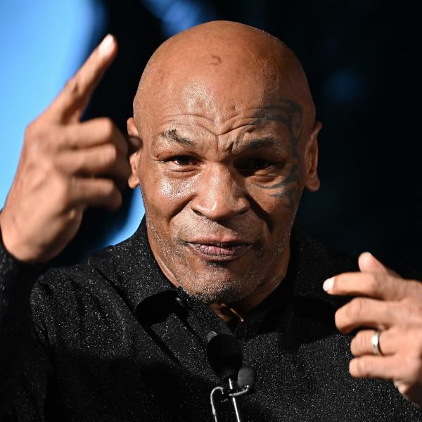 Mike Tyson tifoso della Juventus: l’ex pugile si mette in posa con la maglia bianconera | FOTO