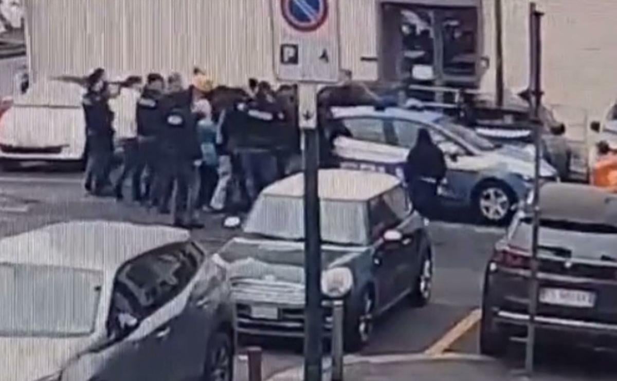 Torino, 50 persone assaltano un’auto della polizia davanti alla questura: 4 fermati. Mattarella: “Solidarietà agli agenti aggrediti”