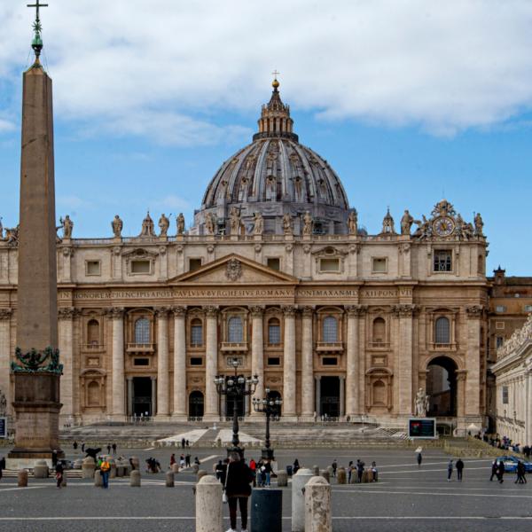 Inseguimento in Vaticano: uomo si schianta contro una volante