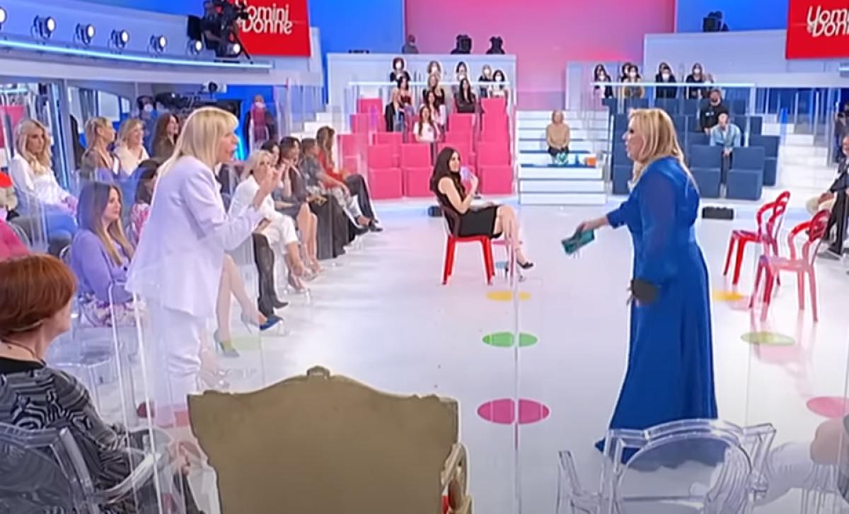 Gemma Galgani già protagonista a “Uomini e donne” 23 – 24: discussioni con Tina, Roberta Di Padua e Aurora Tropea