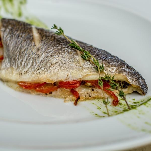 Buono e facile da fare: è il branzino in padella