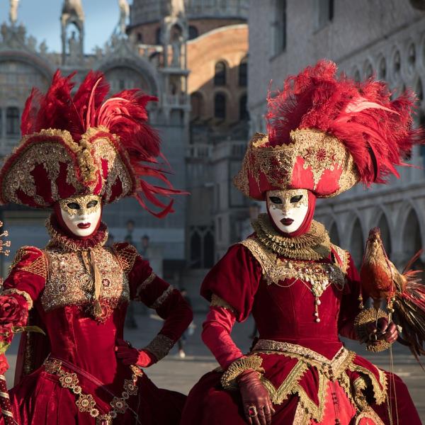 Tra maschere e coriandoli, ecco i dolci veneziani di Carnevale