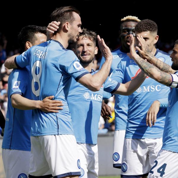 Il Napoli travolge il Sassuolo 6-1, Cagliari ko col Verona 1-2