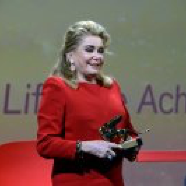 Catherine Deneuve Leone d’Oro a Venezia: “Non mi ritiro, vivo per il cinema”