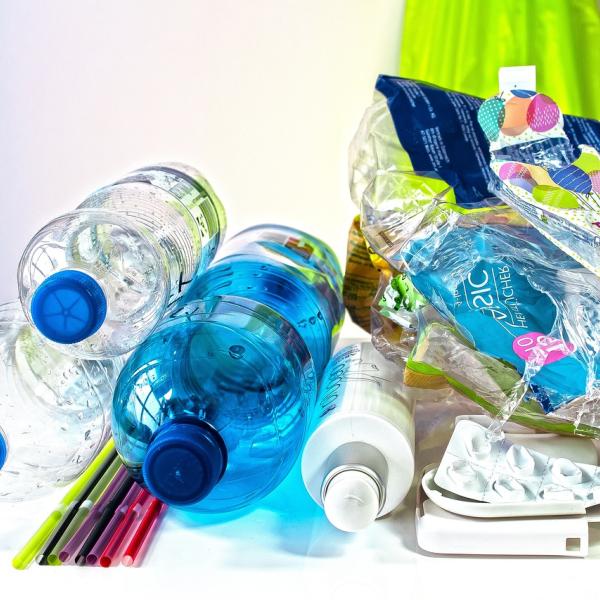 Come la plastica danneggia l’ambiente? Storia, evoluzioni e involuzioni di un materiale altamente inquinante