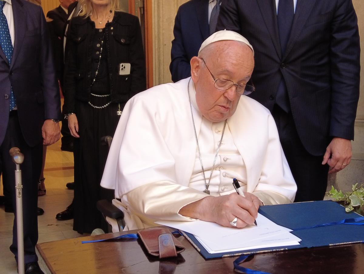 Papa Francesco in Senato alla camera ardente di Napolitano. La Russ…