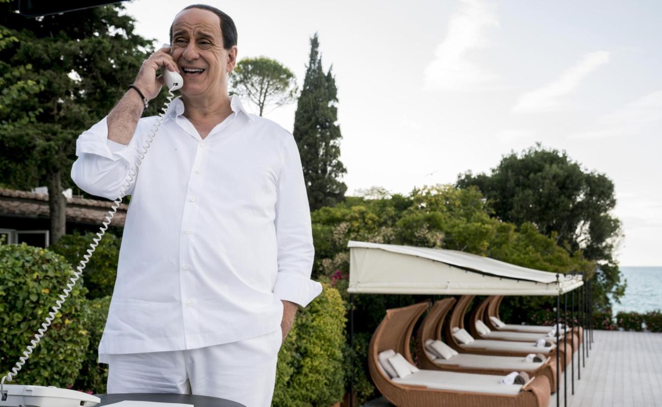 Perché si parla di ‘Loro’, il film di Paolo Sorrentino introvabile in Italia, per attaccare la famiglia Berlusconi? Cosa ha detto Toni Servillo