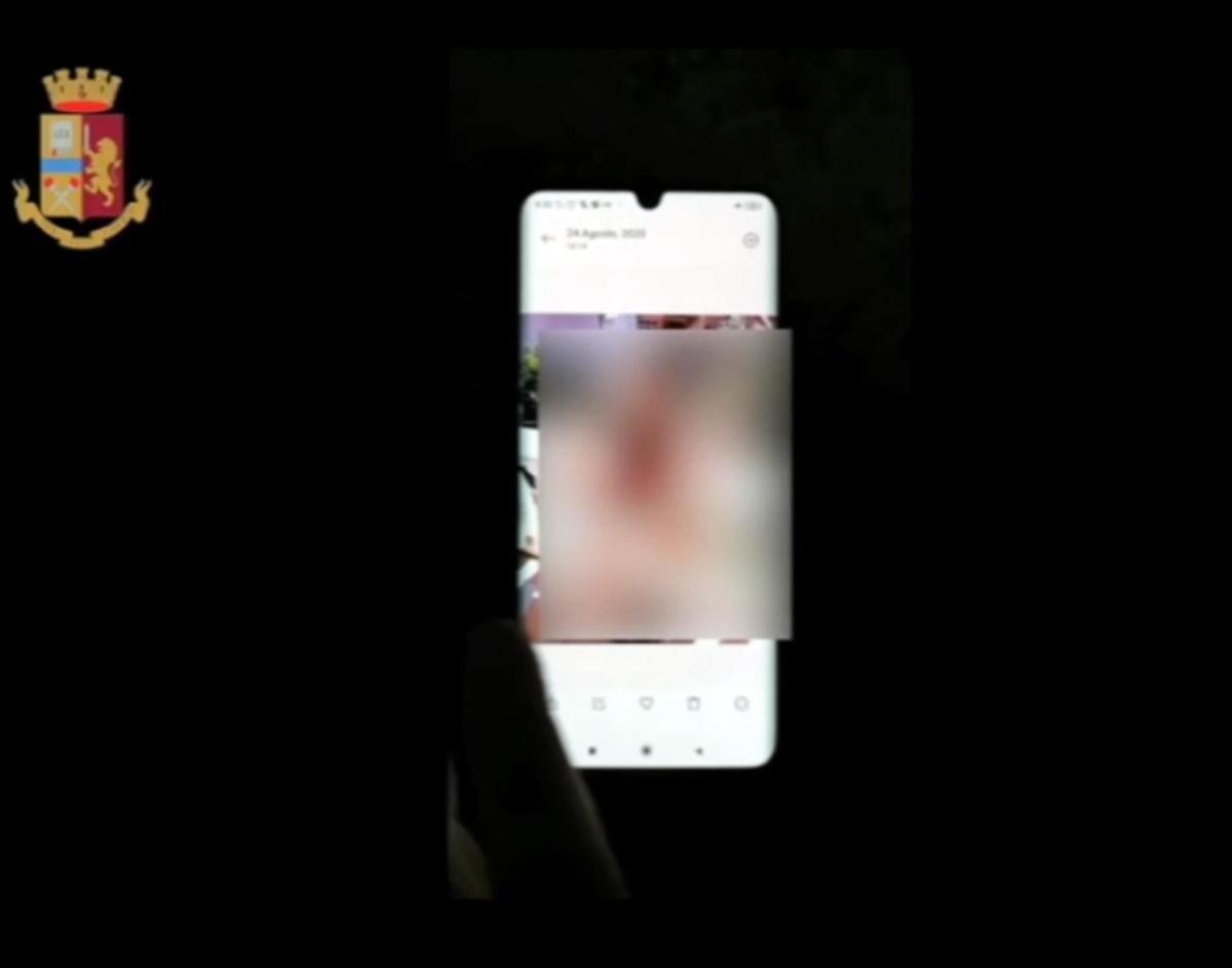 L’incubo su Tik Tok, minorenne violentata e costretta ad atti di au…