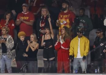 Super Bowl, il bacio di Taylor Swift a Travis Kelce dopo la vittoria dei Chiefs | VIDEO