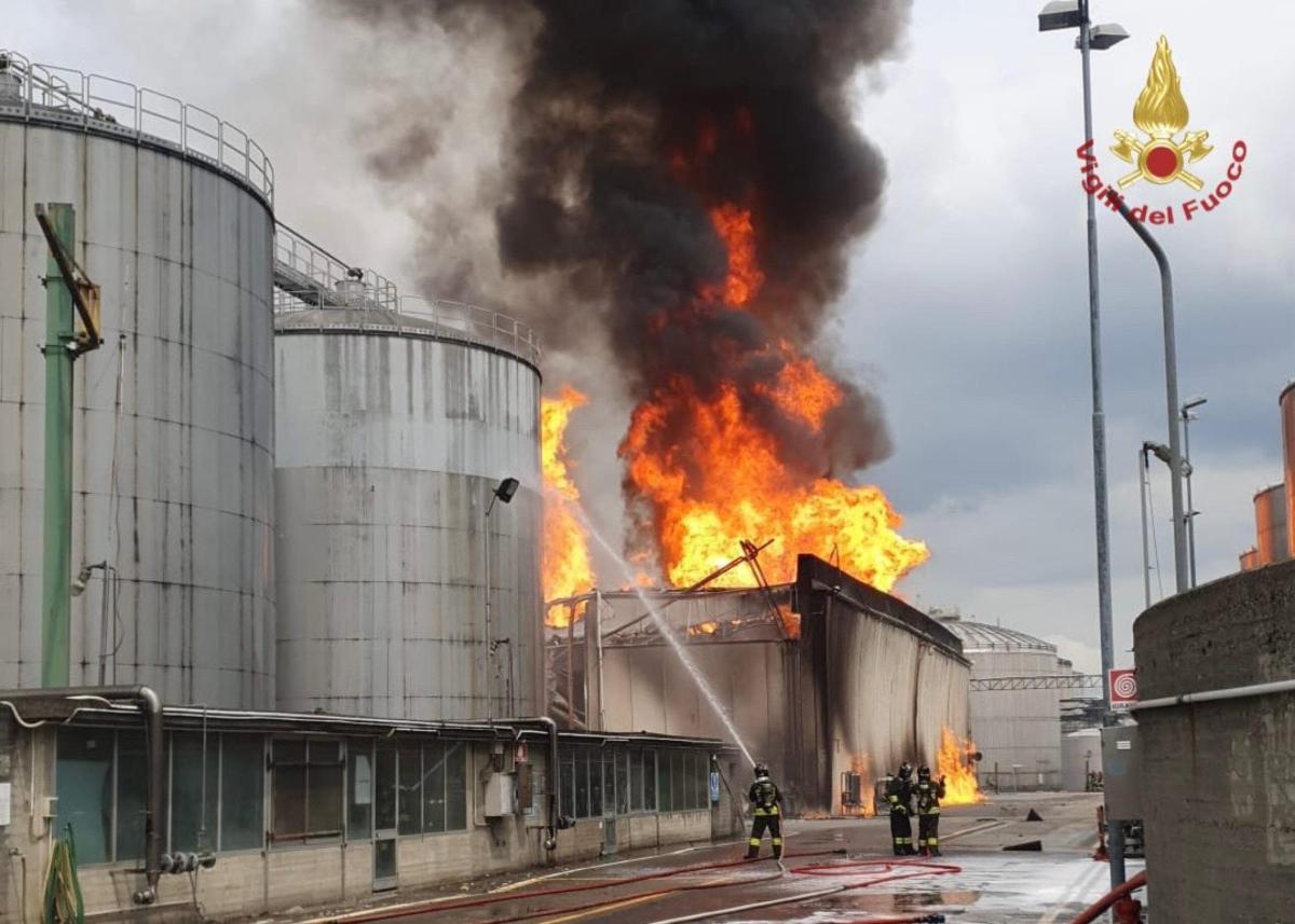 Incendio a Faenza, fiamme all’interno di una distilleria