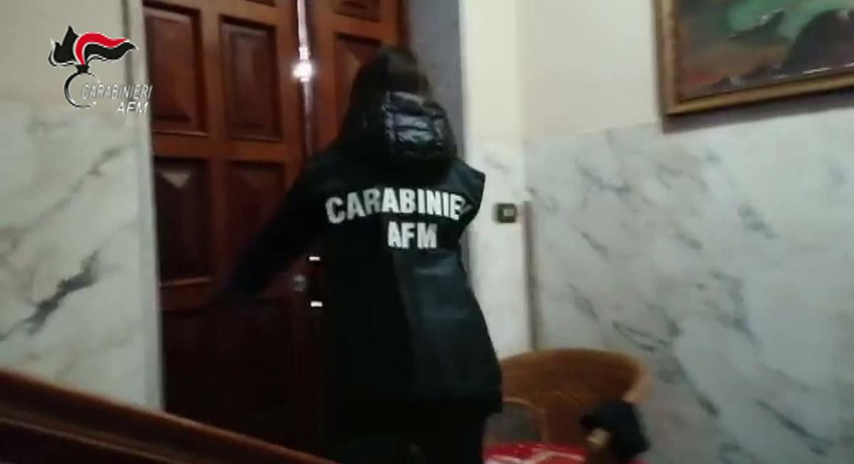 Caserta, scoperto il cadavere mummificato di una donna in un baule:…