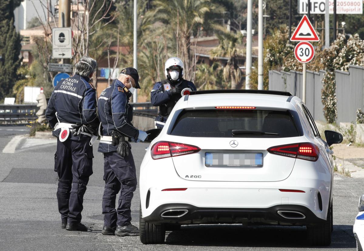 Roma, incidente sulla Casilina questo pomeriggio: scontro tra auto e moto, morto un centauro