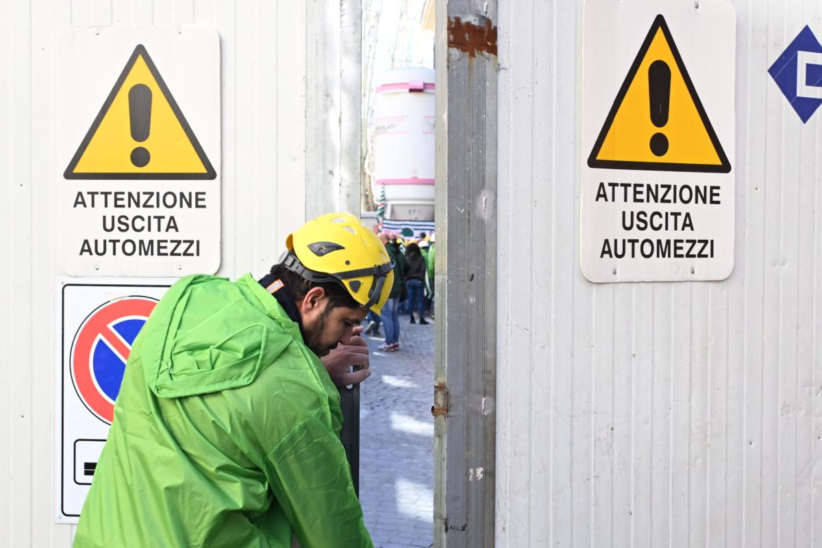 Pordenone, incidente sul lavoro a Fiume Veneto: operaio 69enne muore dopo essere stato colpito da una gru, indagini in corso