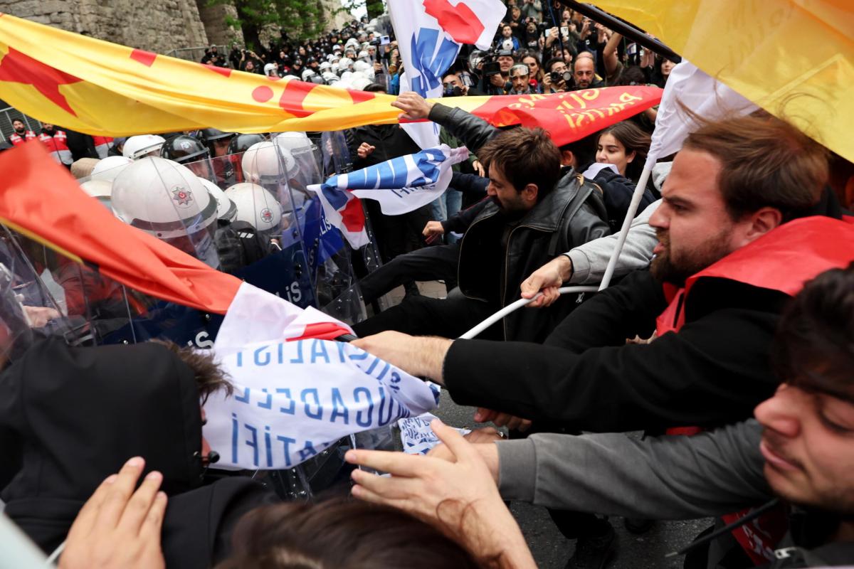 Turchia, scontri tra manifestanti e polizia durante il corteo del Primo Maggio ad Istanbul: oltre 200 arresti | VIDEO