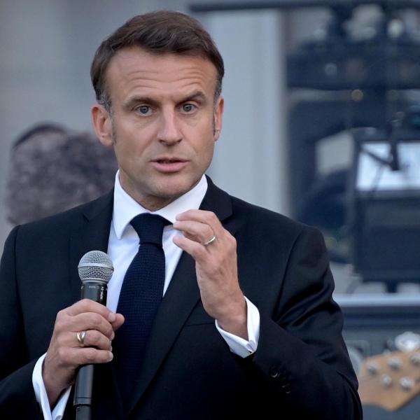 Francia, Macron non si dimetterà: “Resto in carica fino al 2027 al di là del risultato delle prossime elezioni”