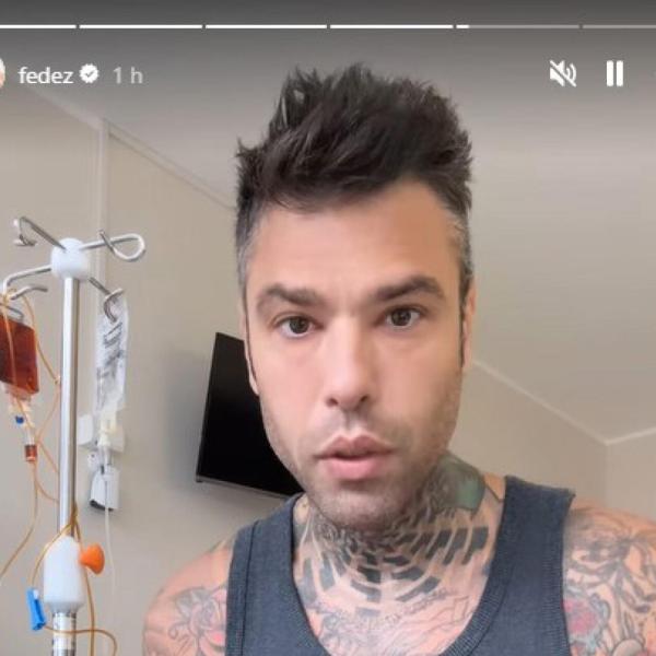 Fedez dall’ospedale aggiorna i fan sulle sue condizioni di salute: “Non so se potrò fare concerti quest’estate” / VIDEO 