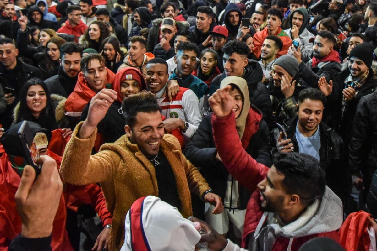 I tifosi del Marocco puliscono le strade dopo i festeggiamenti