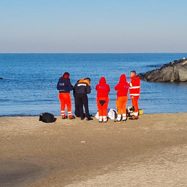 Roma, giallo a Torvajanica: trovato cadavere di un uomo sulla spiaggia. Indagini in corso