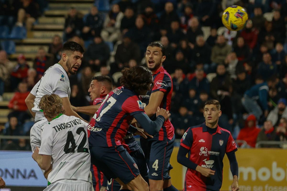 Cagliari-Sassuolo 2-1, la ribalta Pavoletti al 99′ in rovesciata. Cronaca e tabellino