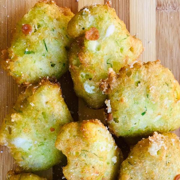 Apericena con frittelle di zucchine al forno