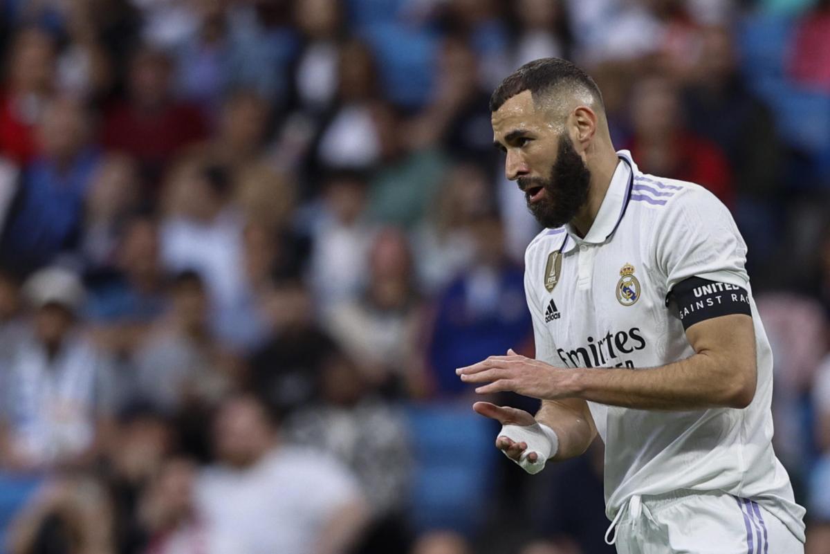 Real Madrid, il rinnovo di Benzema preoccupa, il francese è tentato…