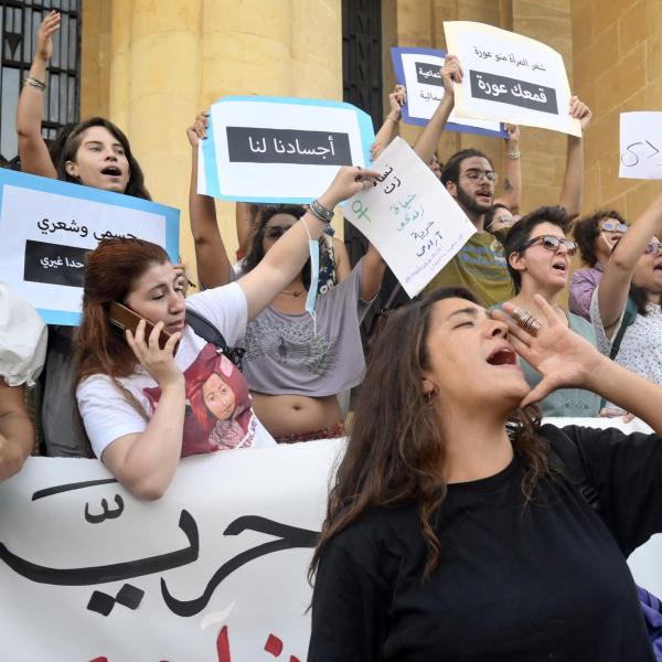 Iran, proteste all’Università di Teheran. Scontri tra studenti e fo…