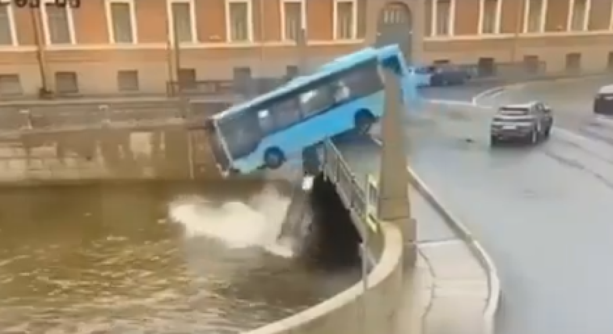 Tragedia a San Pietroburgo, bus fuori controllo investe diverse auto e poi precipita nel fiume Mojka: recuperati 5 cadaveri | VIDEO