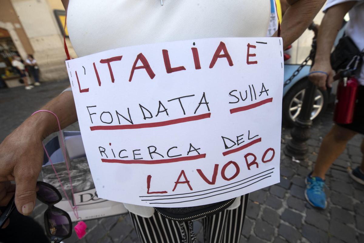 Roma, i dipendenti delle mense scolastiche scendono in piazza per s…