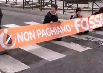 Roma, attivisti di “Ultima Generazione” appesi al ponte della tange…