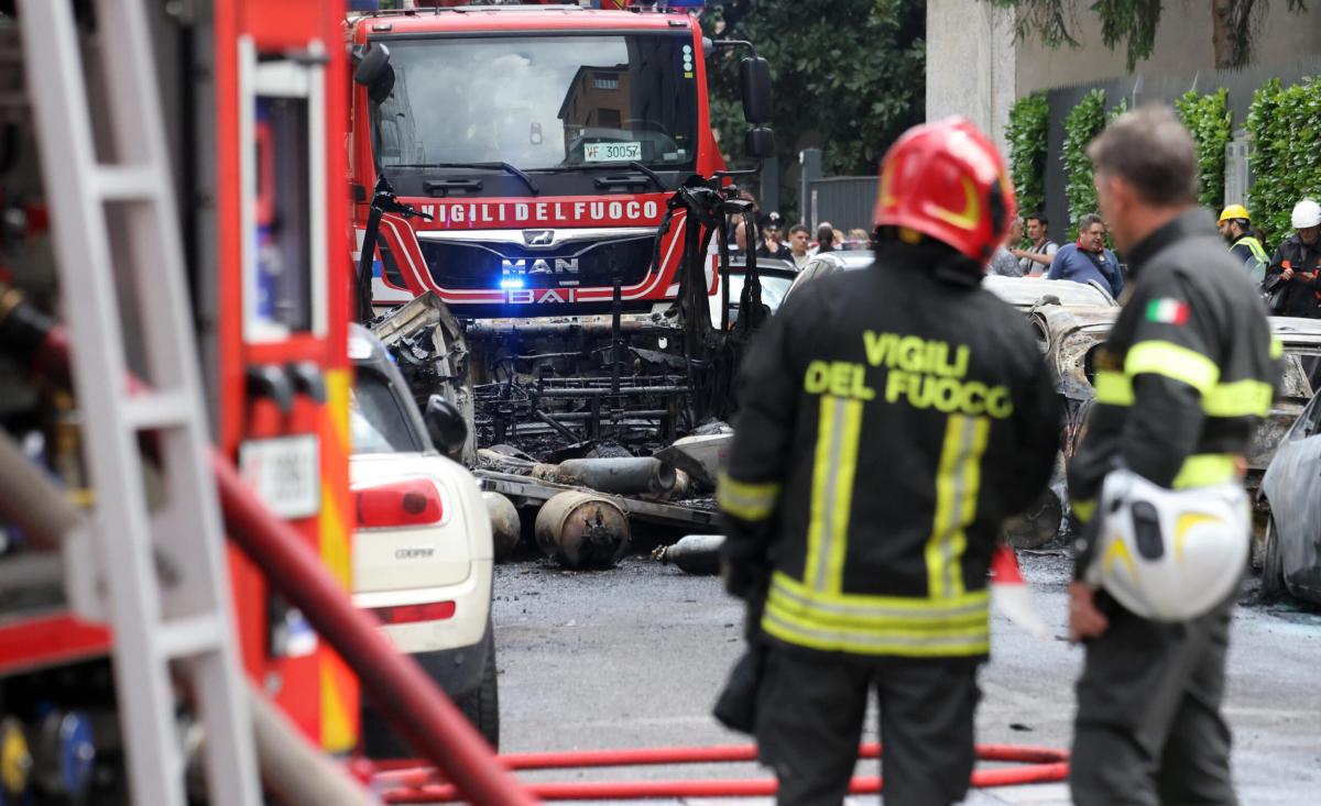 Treviso, incendio a Conegliano: in fiamme l’ultimo piano di un palazzo