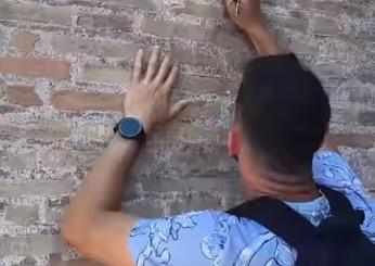 Sfregiò il Colosseo mentre era in vacanza a Roma, ora il turista in…