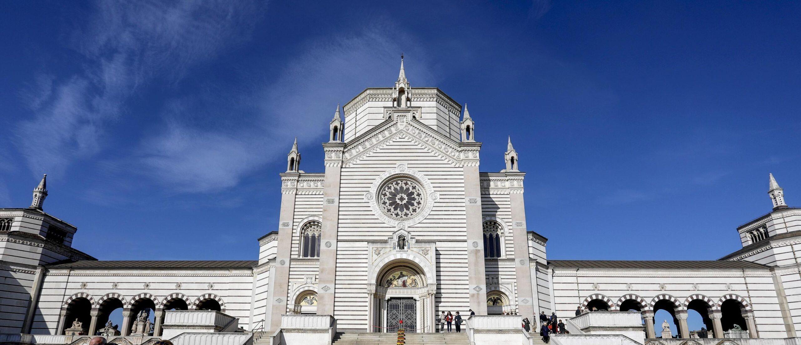 Cos’è il Famedio, il “tempio della fama” che si trova al Cimitero Monumentale di Milano