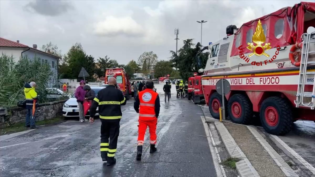 Maltempo Toscana: oggi è ancora allerta. 7 vittime e migliaia di pe…