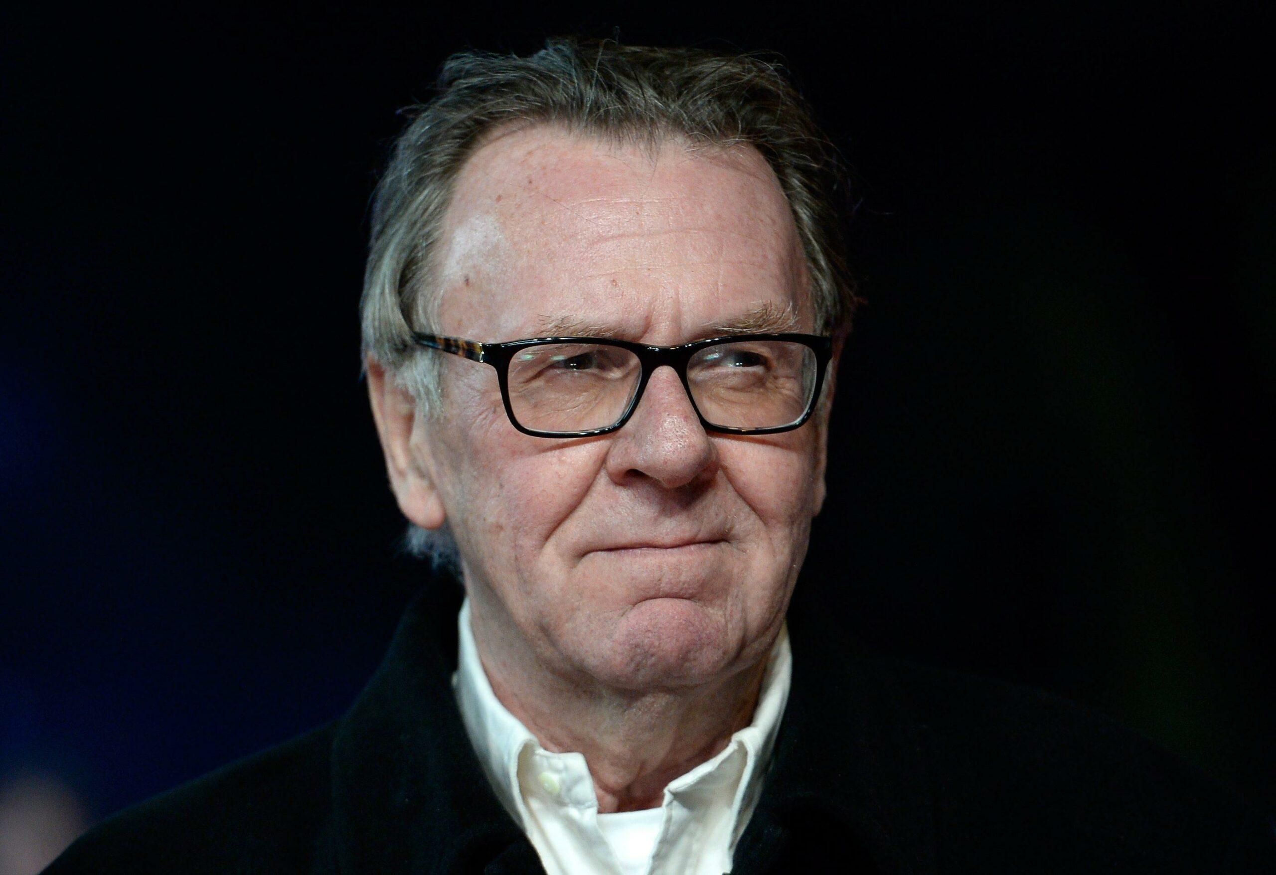 Addio Tom Wilkinson: causa morte, età e filmografia dell’attore di Full Monty e Batman begins