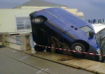 Roma, incidente ad Ostia: camion si ribalta, ferito il conducente