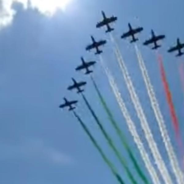 Piazza di Siena 2024, un rombo improvviso e il cielo colorato, che emozione per il pubblico  al suggestivo passaggio delle Frecce Tricolori | VIDEO