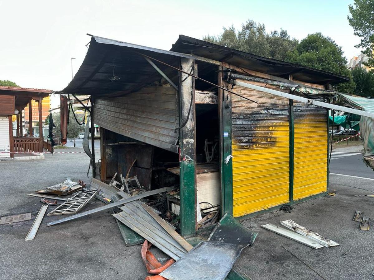 Roma, chiosco frutta e verdura incendiato a Colli Aniene, i proprie…