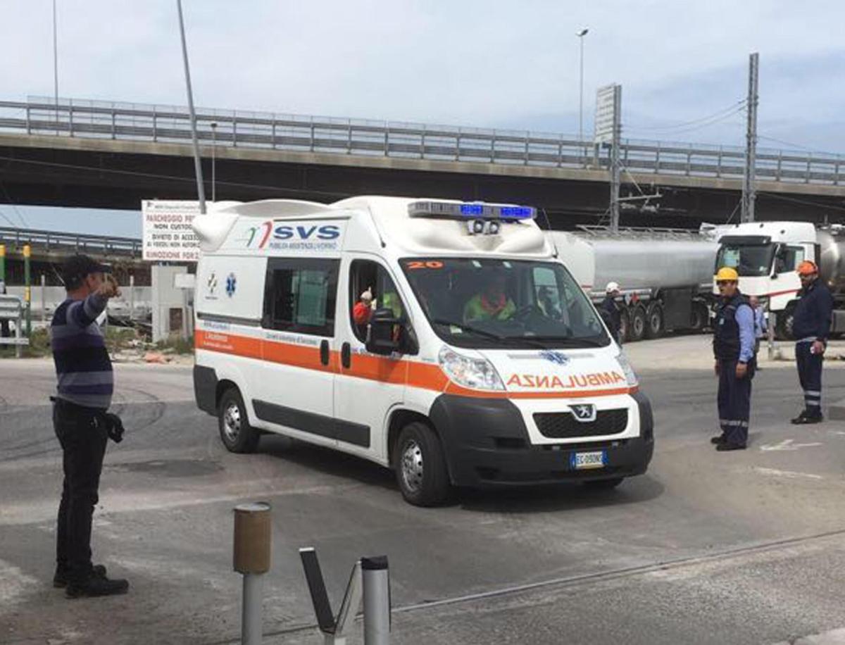 Incidente sul lavoro al porto di Bari, camionista schiacciato da un…