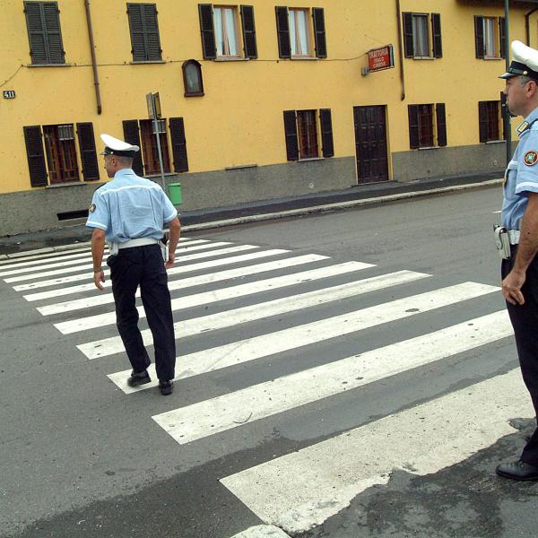 Napoli, mamma accompagna i figli a scuola e viene investita in via Marina. Morta una 42enne