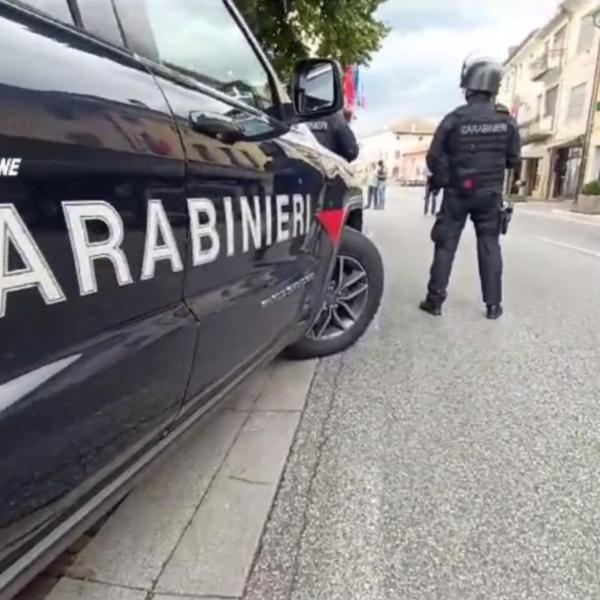 Pordenone, madre denuncia il figlio ai carabinieri: “Ha violentato una ragazza, ecco le prove”