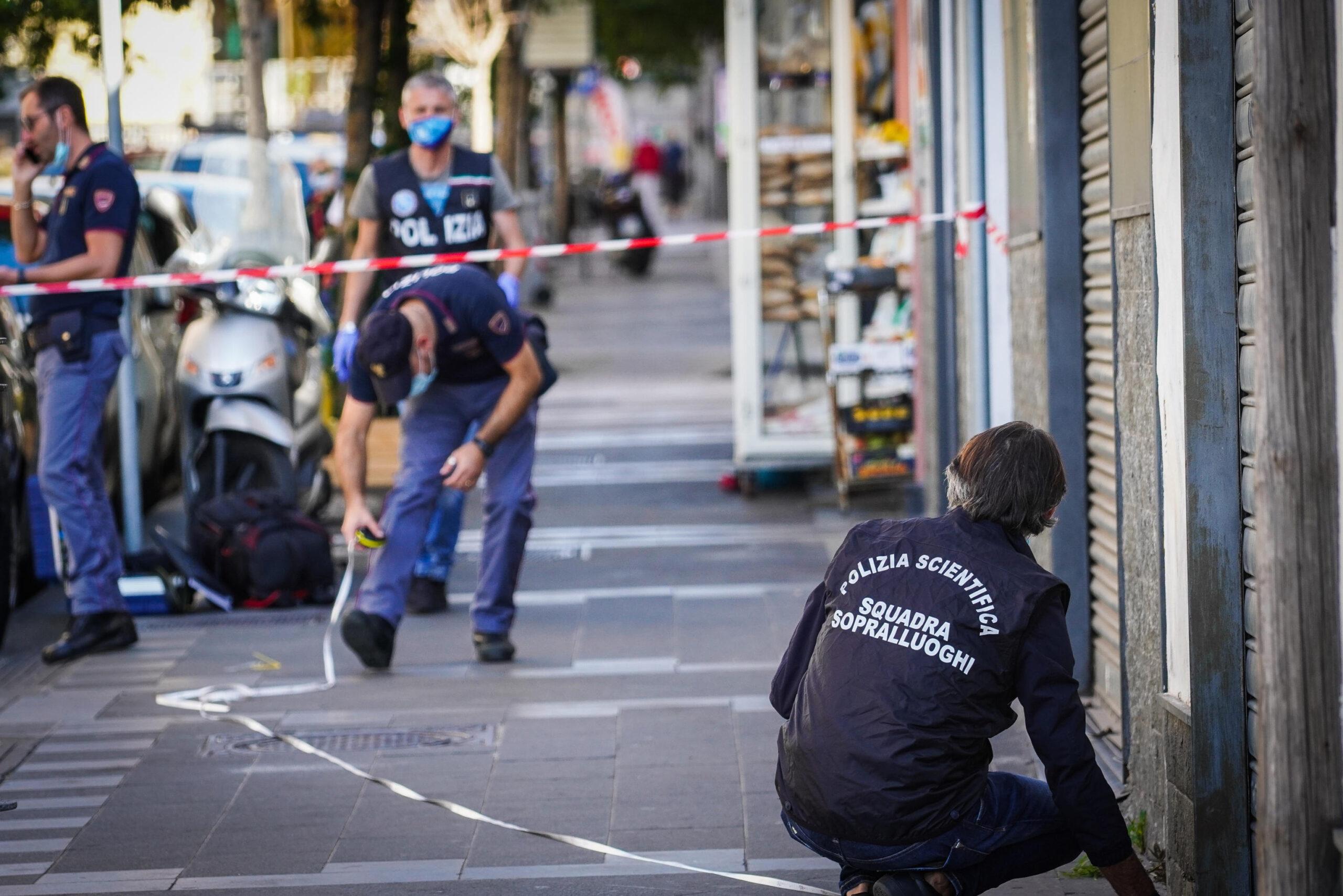 Napoli, sparatoria contro un bar: ferita una famiglia, grave una bambina di 10 anni