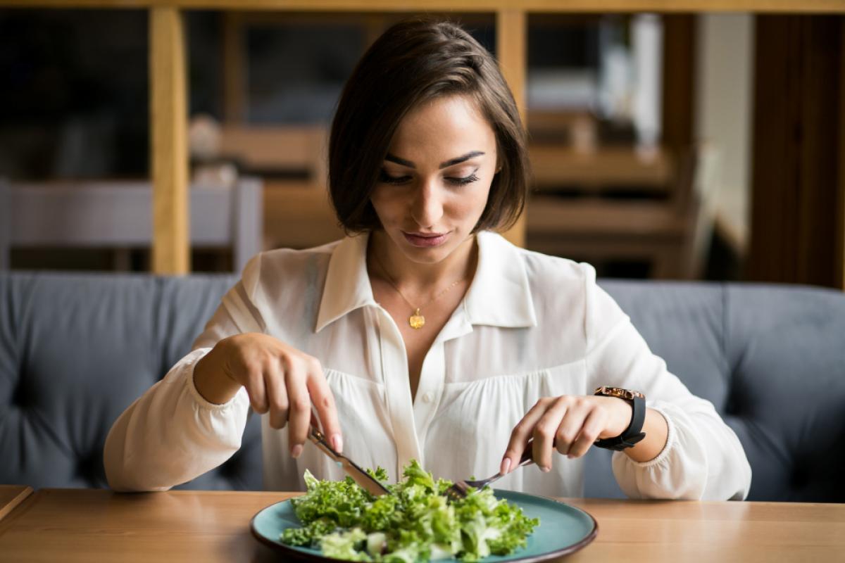 8 piante selvatiche che si possono mangiare: come riconoscerle e consumarle