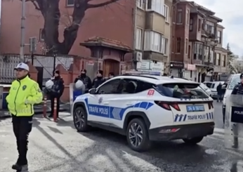 Turchia, sparatoria in una chiesa italiana a Istanbul durante la messa: un morto | VIDEO