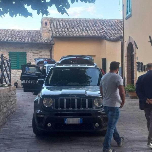 Torna l’incubo di Paderno Dugnano: a Gagliole (Macerata) un 23enne accoltella i genitori e poi tenta il suicidio