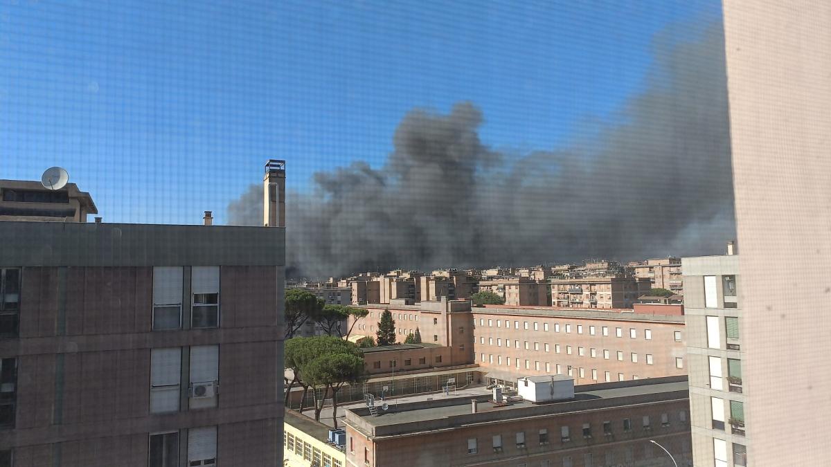 Roma, il giorno dopo l’incendio di Centocelle è il momento della riflessione: “Città in mano ai piromani”