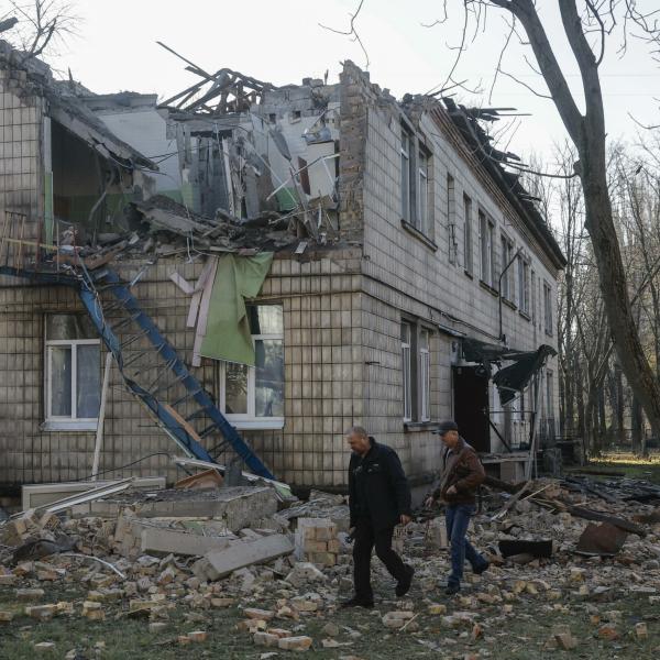 Kiev, missili russi sul quartiere di Dniprovskyi nella notte: colpito ospedale pediatrico